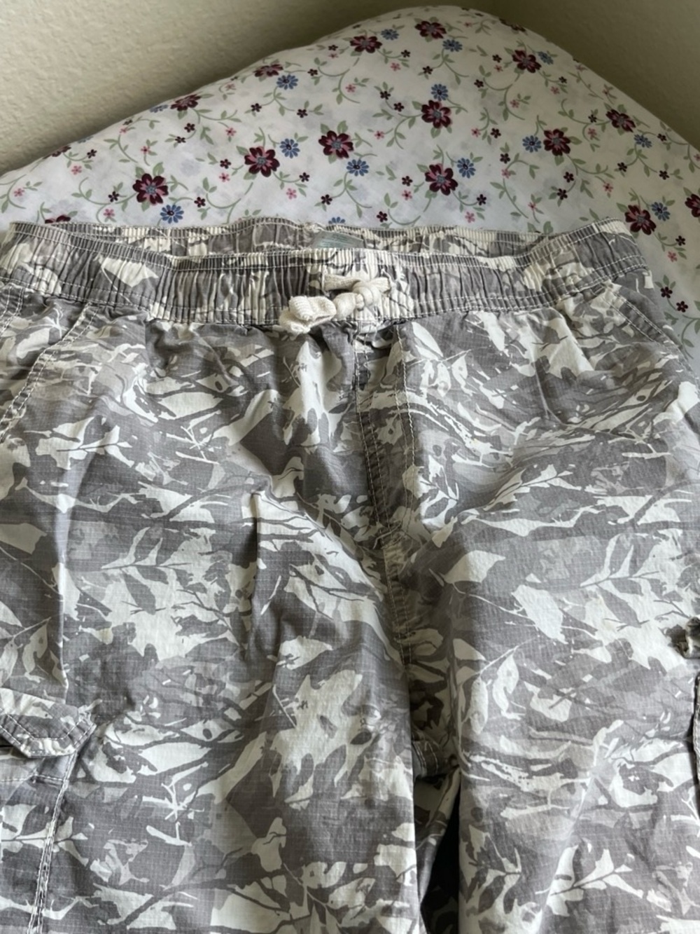 Men's Gray Leaf-Print Cargo Pants